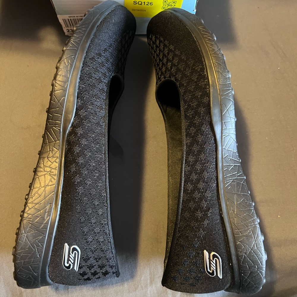 Skechers Air Cooled Memory Foam Slip On Shoes 8.5